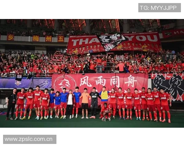 海港外援庆祝中超三连冠激情舞动更衣室尽显喜悦气氛